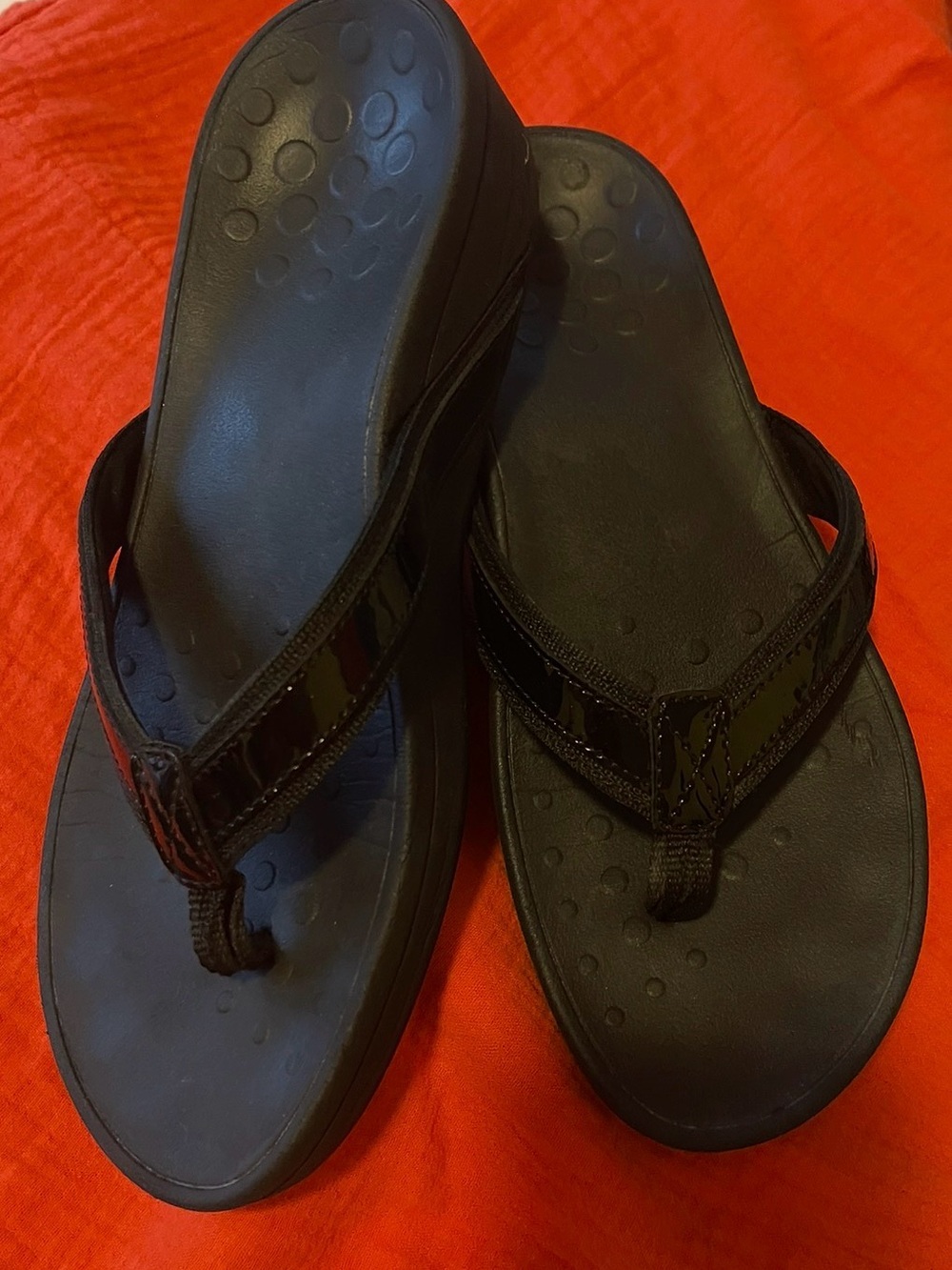 VIONIC- Women’s Black Patent Flip Flop Sandals - Comfortable Everyday Slide